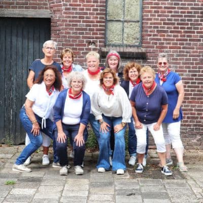 Koor de T-Ladies in de Buurtkas
