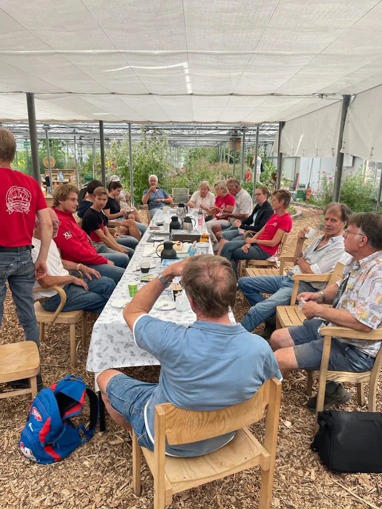 Koffiepauze aan de lange tafel in de buurtkas