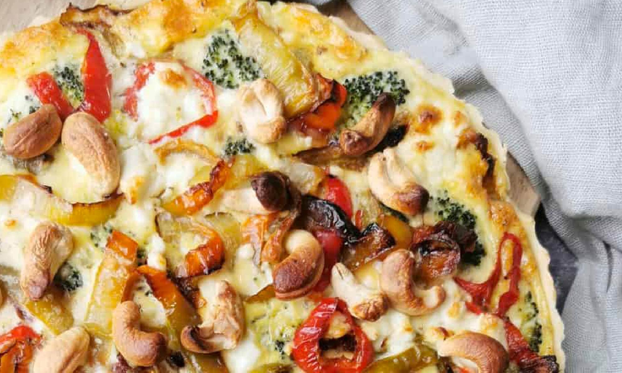 Hartige taart met broccoli en paprika