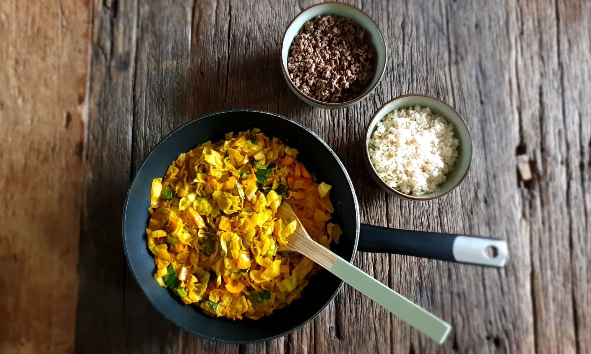 Roergebakken spitskool met paprika en prei