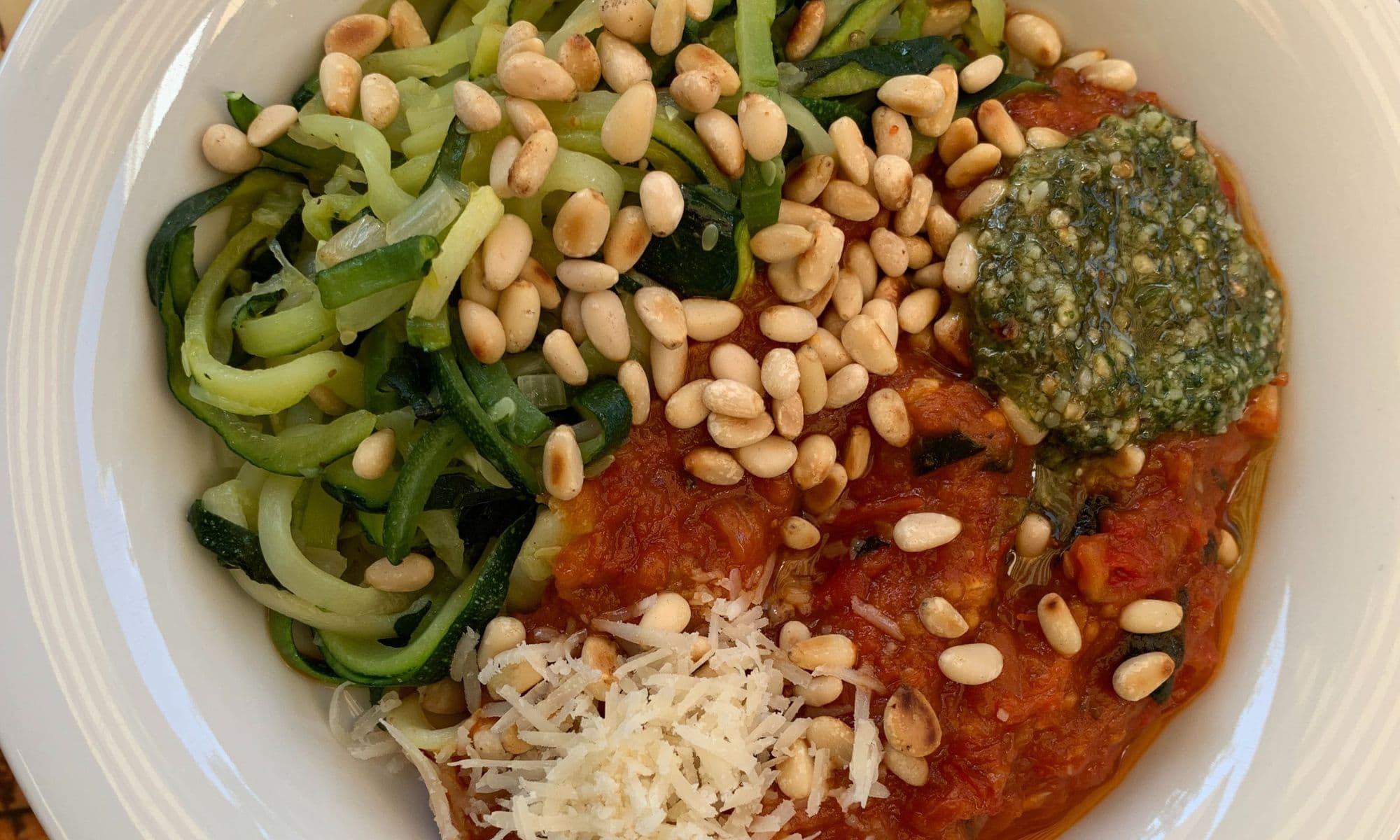 Courgette pasta met tomatensaus