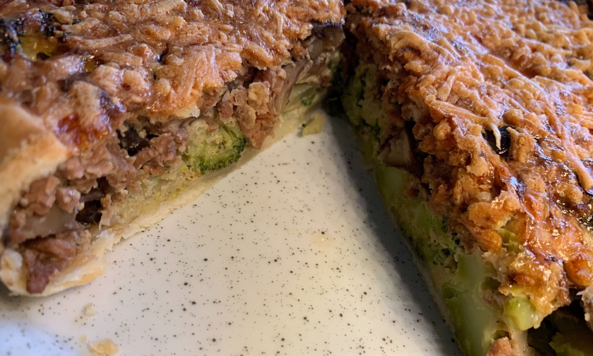 Hartige taart met broccoli en champignons