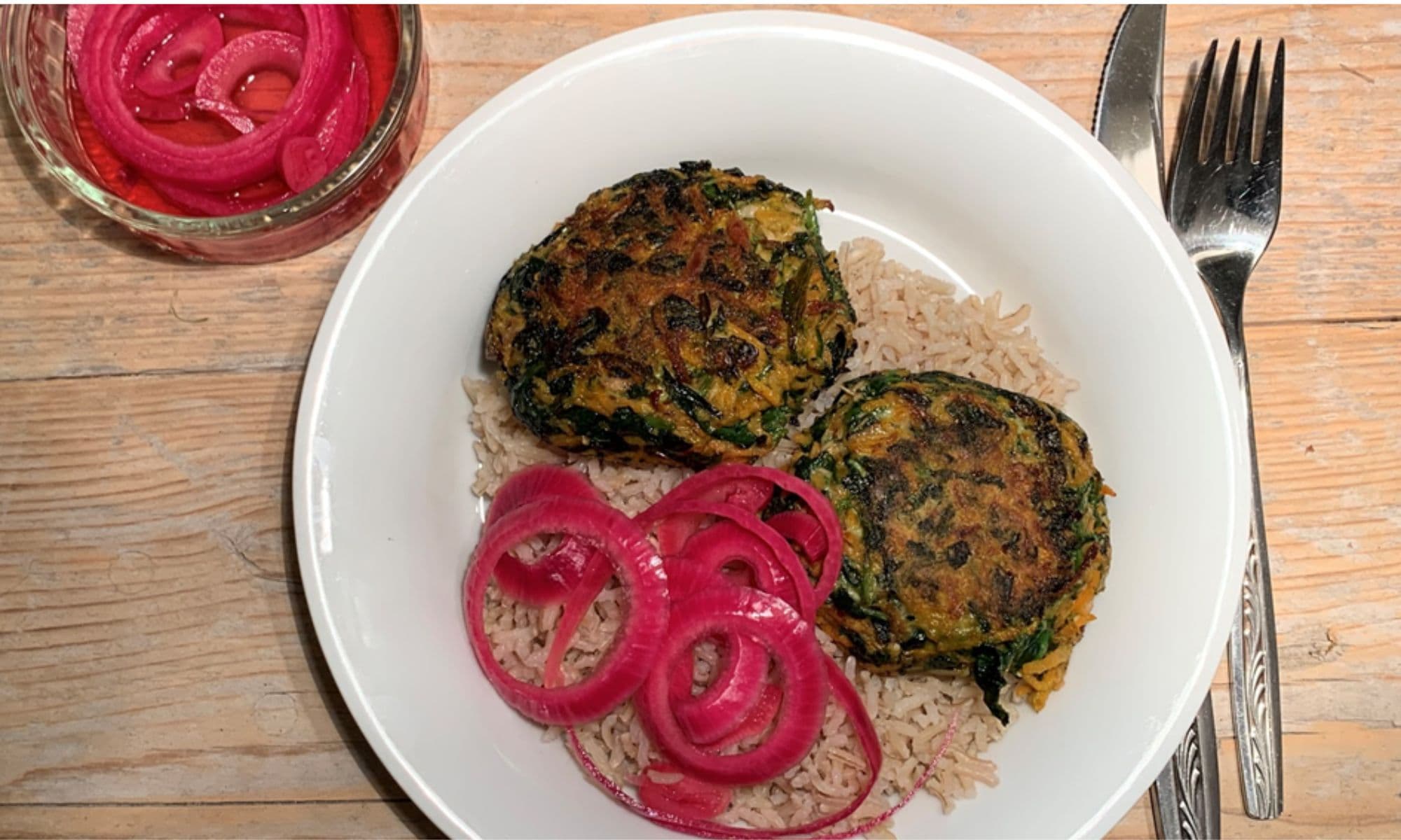 Spinazie-tonijn burgers met ingelegde ui