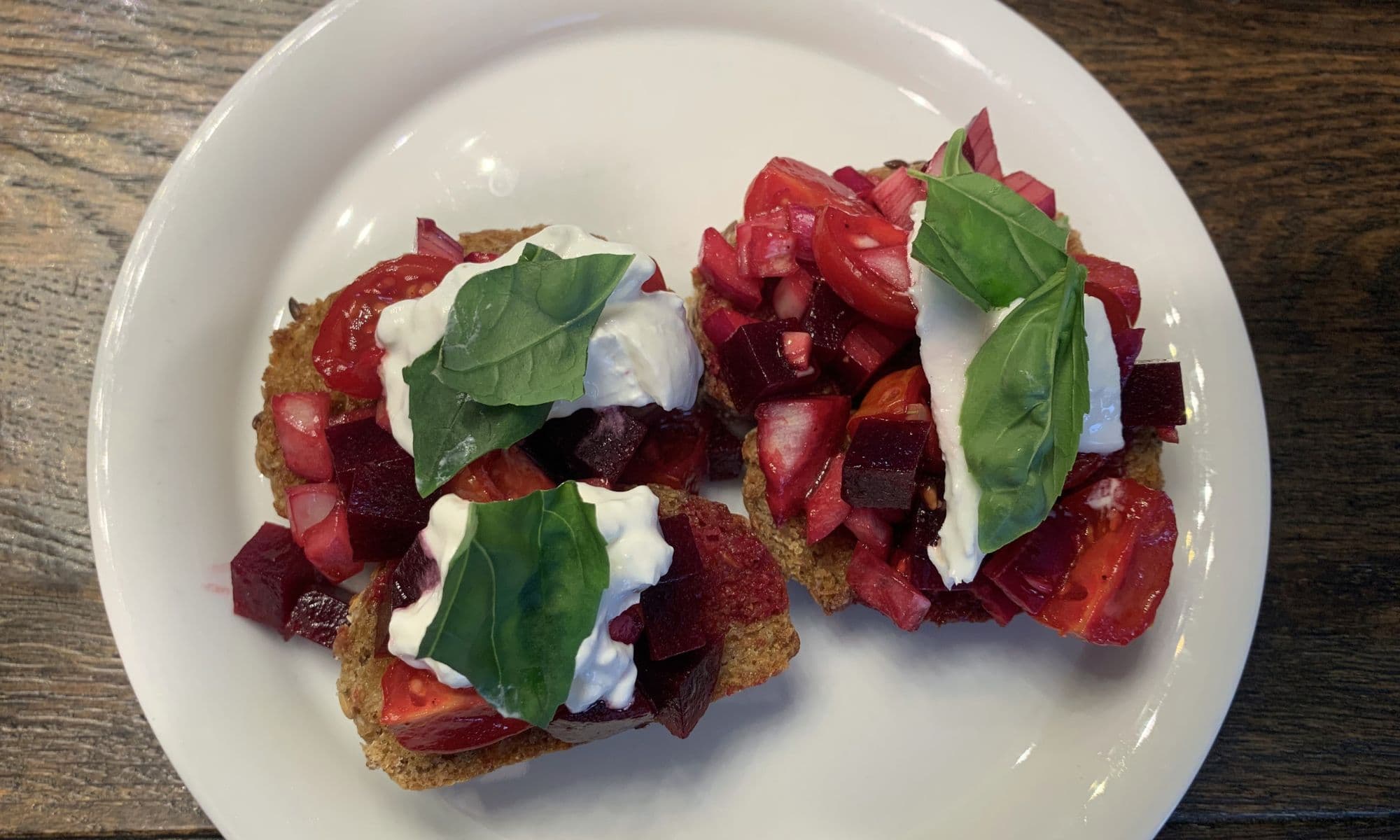 Bruschetta met biet en tomaat