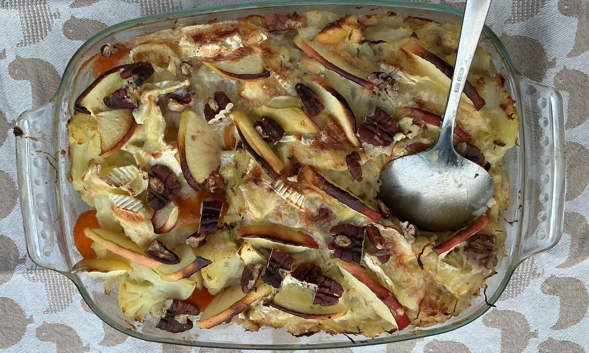 Zuurkoolschotel met appel, brie en pecannoten