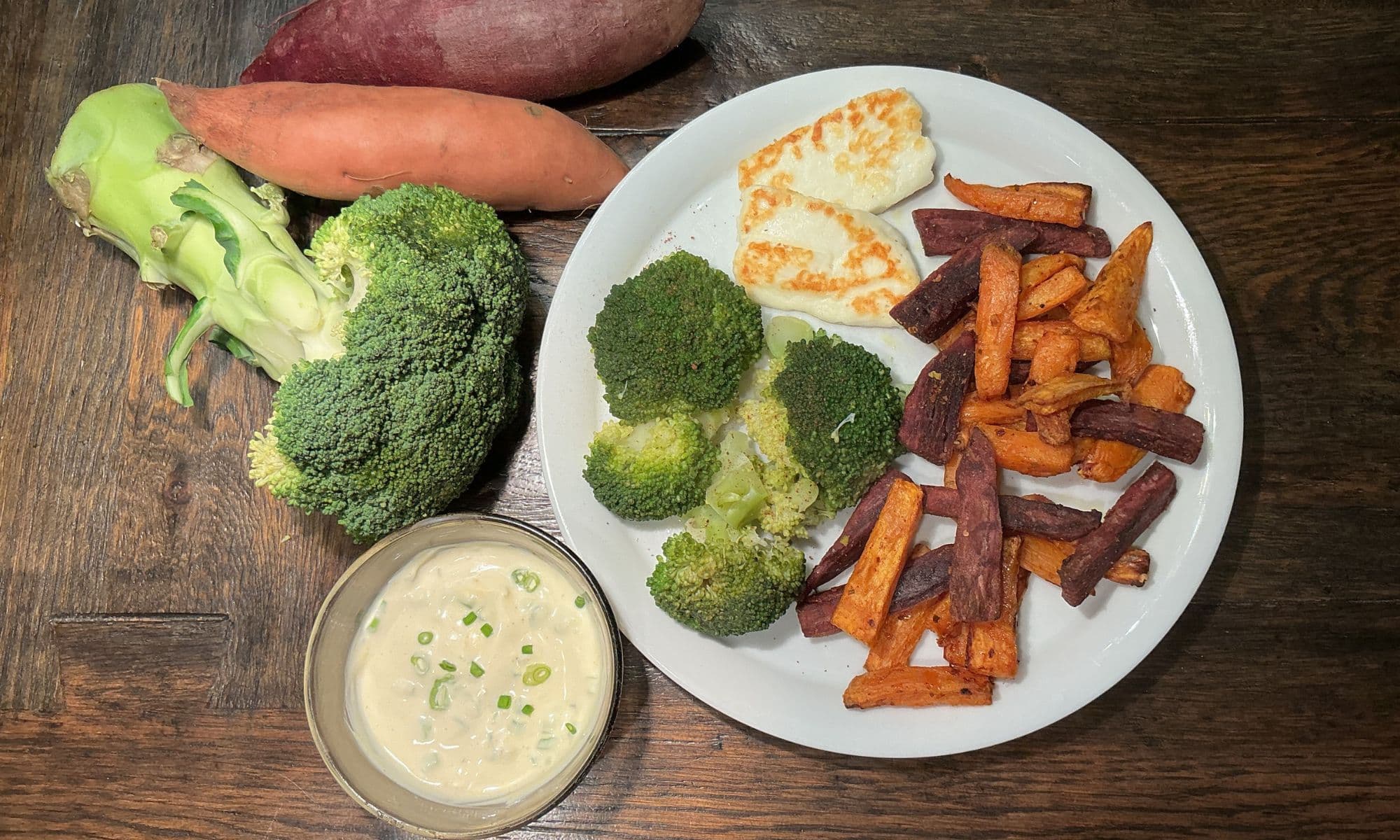 Zoete aardappel friet met broccoli