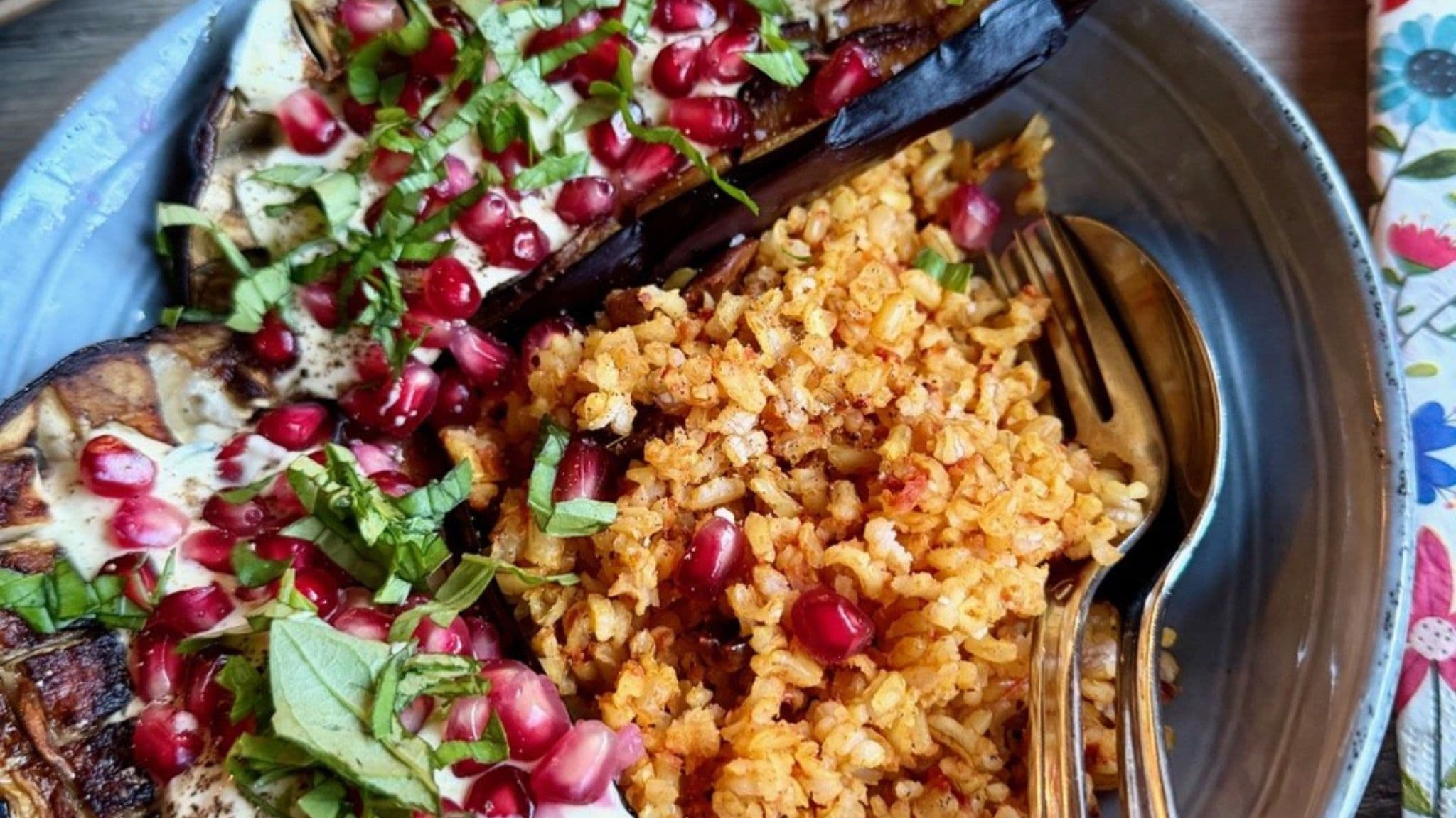 Gepofte aubergine met granaatappelpitjes