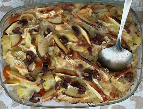 Zuurkoolschotel met appel, brie en pecannoten