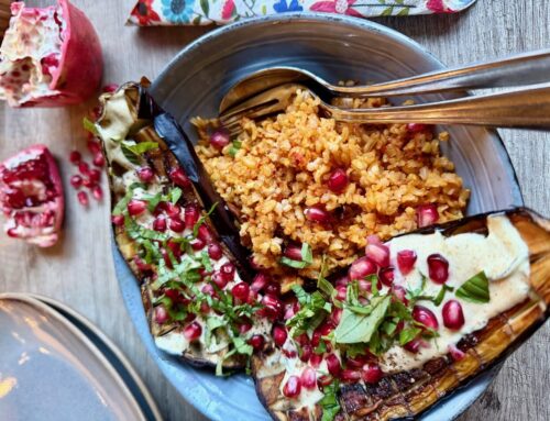 Gepofte aubergine met granaatappelpitjes
